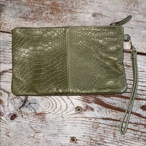 Olive wristlet by Handbag Bulter NWOT beautiful detailed imprint texture 7.75x5”